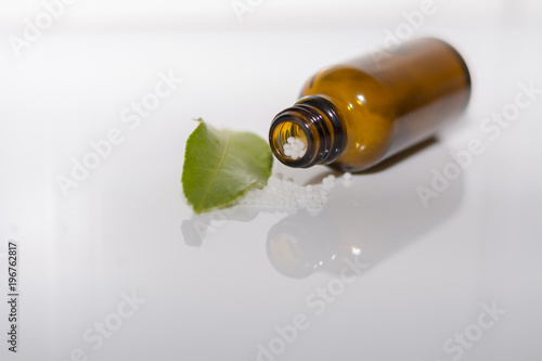 Flasche mit Tabletten - Naturmedizin