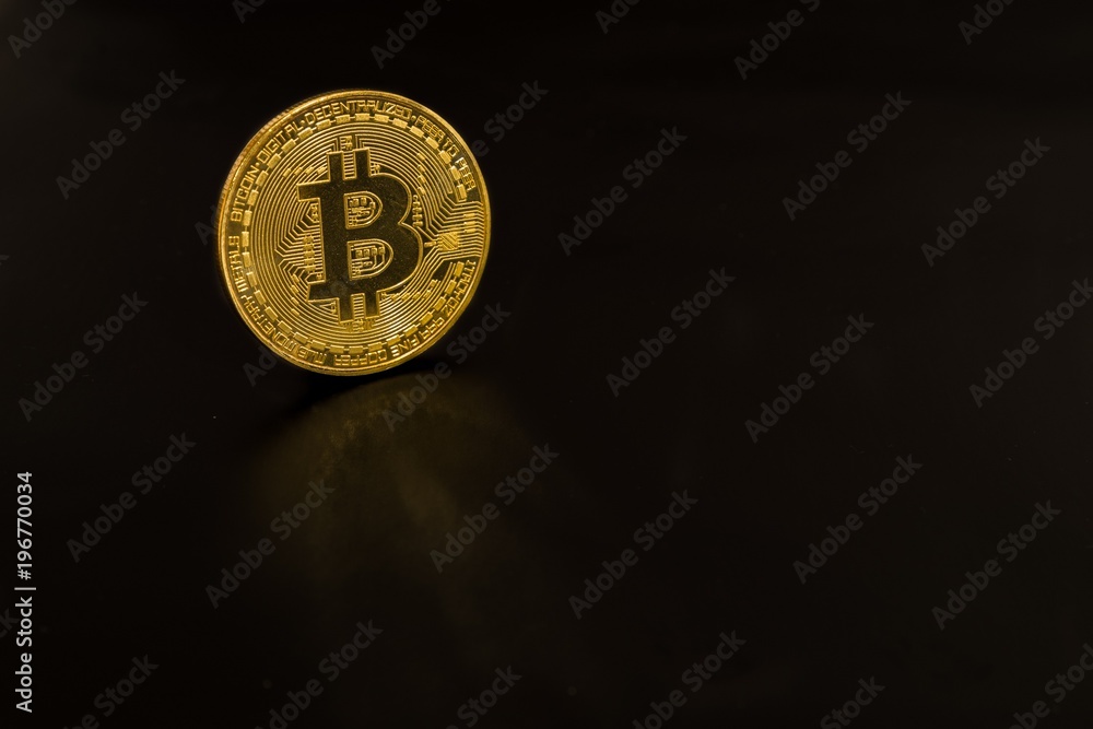 Gold Münze Bitcoin isoliert auf schwarzem Hintergrund Gold Münze Bitcoin isoliert auf schwarzem Hintergrund
