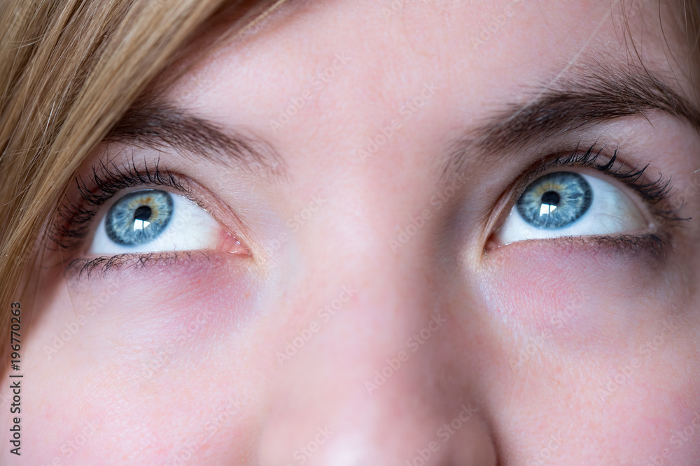 Fototapeta premium Blaue Augen und Wimpern natürlich, Blick nach oben
