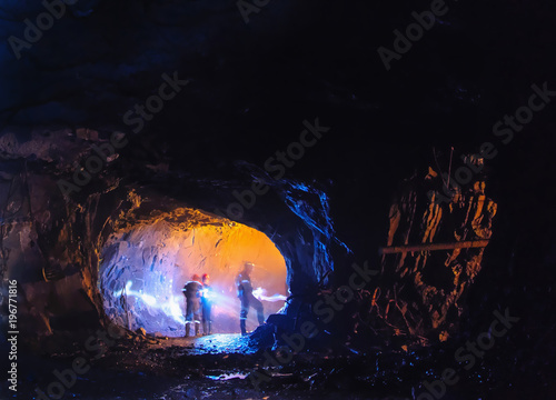 Obraz na płótnie Diggers in a big cave