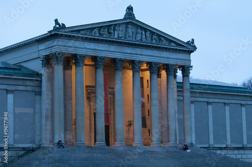 Fassade der Münchner Antikensammlung am Königsplatz am Abend