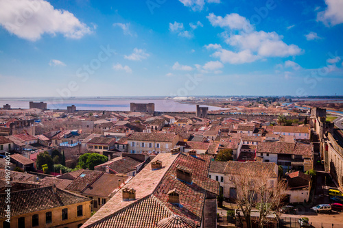 Aigues Mortes et les étangs roses des Salins du Midi vu depuis les remparts