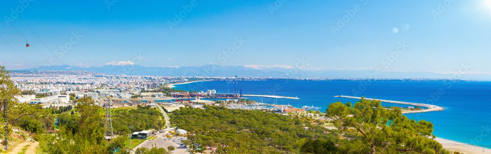 Naklejka premium Panoramiczny widok z lotu ptaka miasta popularnego kurortu nadmorskiego Antalya, Turcja