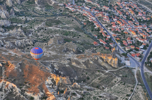 Viagem de balão de ar quente sobre a beleza da Capadócia, onde existem habitações escavadas em rochas e cidades subterrâneas photo