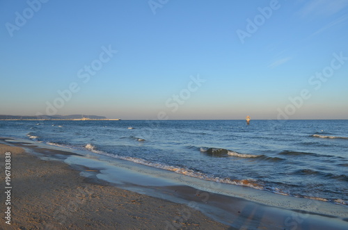 Spokojne niebieskie wybrzeże Bałtyku