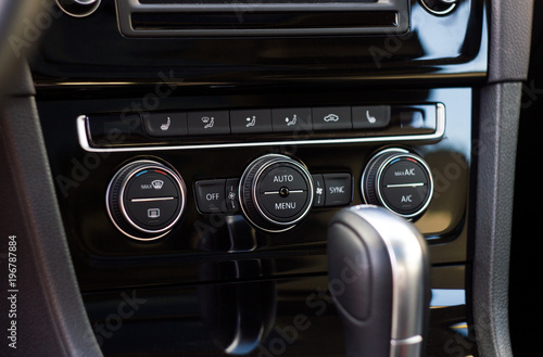 Car climate control knob with dual adjustment © yursavieno