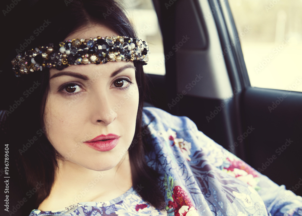 Φωτογραφία The woman's portrait in the car, with ornament for hair