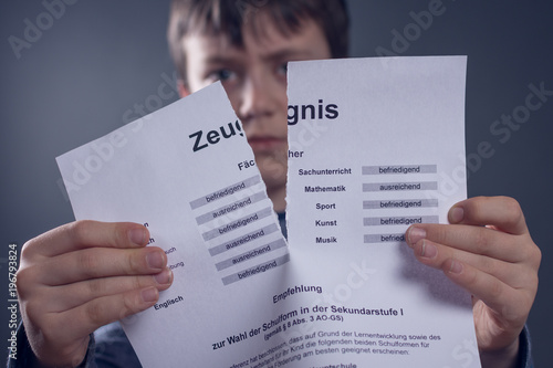 Grundschulkind zerreißt schlechtes Zeugnis photo