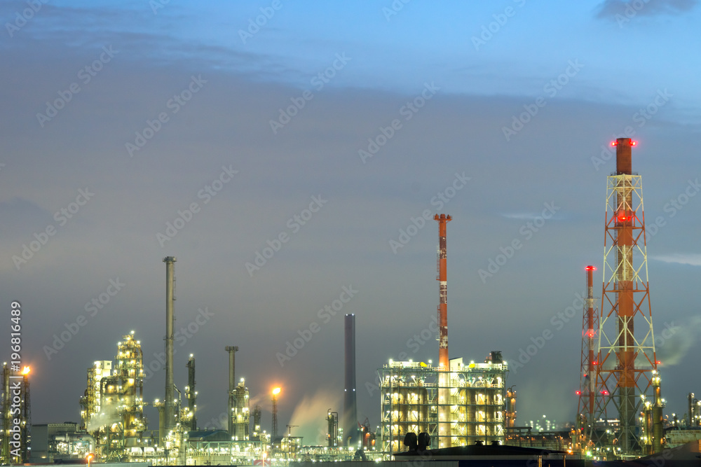 Fototapeta premium 工場の煙突（夜景）