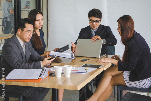 Business people are discussing work.