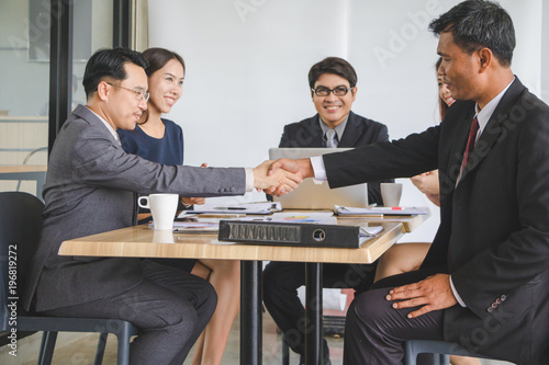 Business people are discussing work.