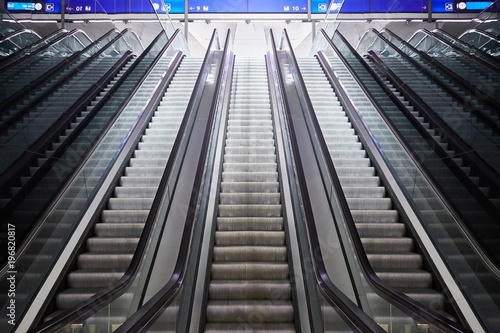 Fototapeta Naklejka Na Ścianę i Meble -  Blurred bright escalator