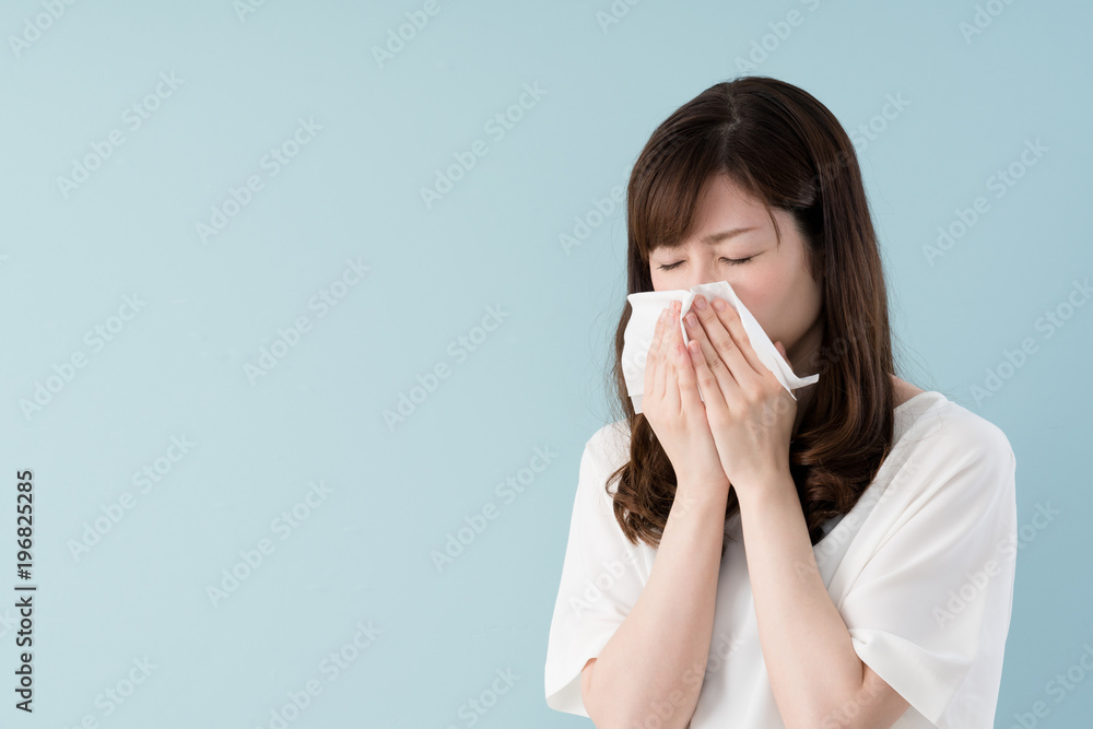 花粉症の女性 ティッシュ 鼻水 くしゃみstock Photo Adobe Stock