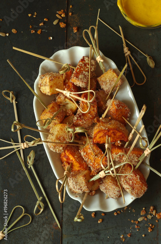 fritierte Steckrüben- und Süsskartoffelwürfel mit Haselnusspanade und Currydip