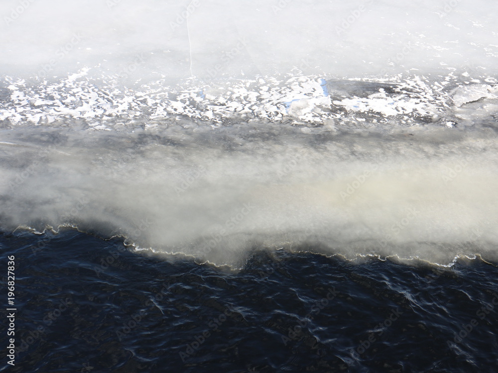 Naklejka premium water and ice on a frozen river