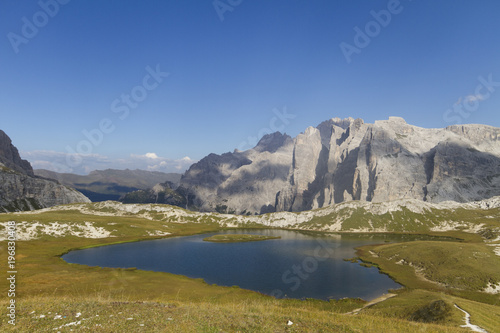 sguardo su uno dei laghetti dei piani e sulla montagna di fronte