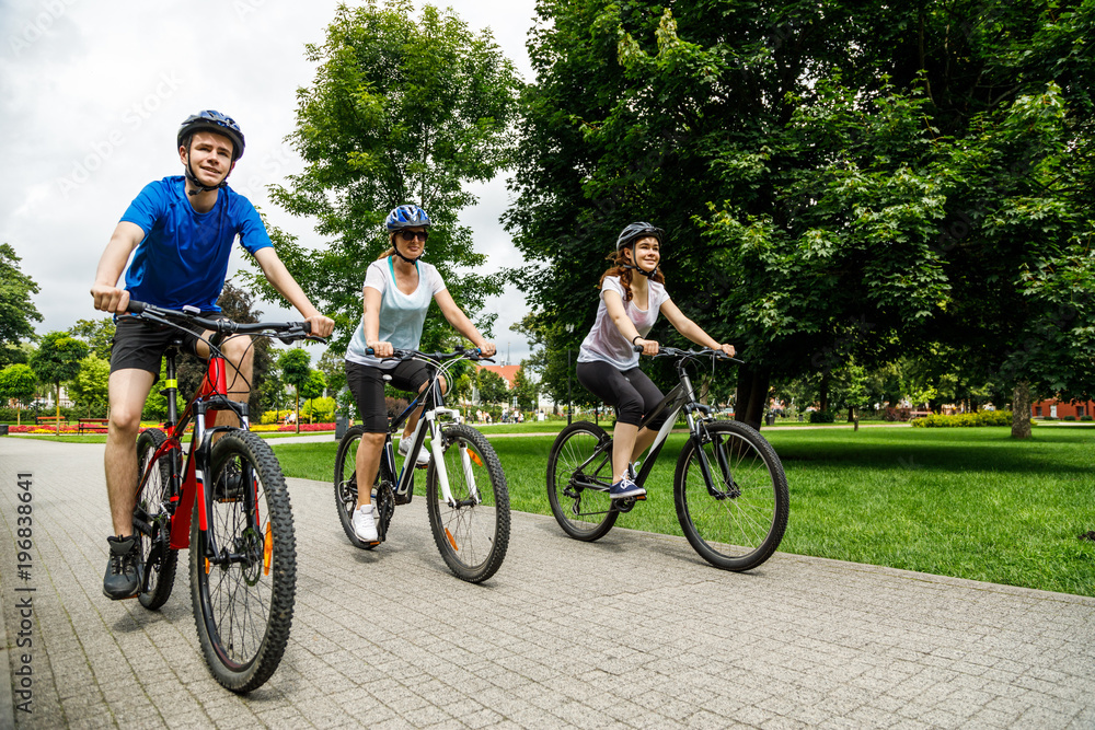 Fototapeta premium Healthy lifestyle - people riding bicycles in city park