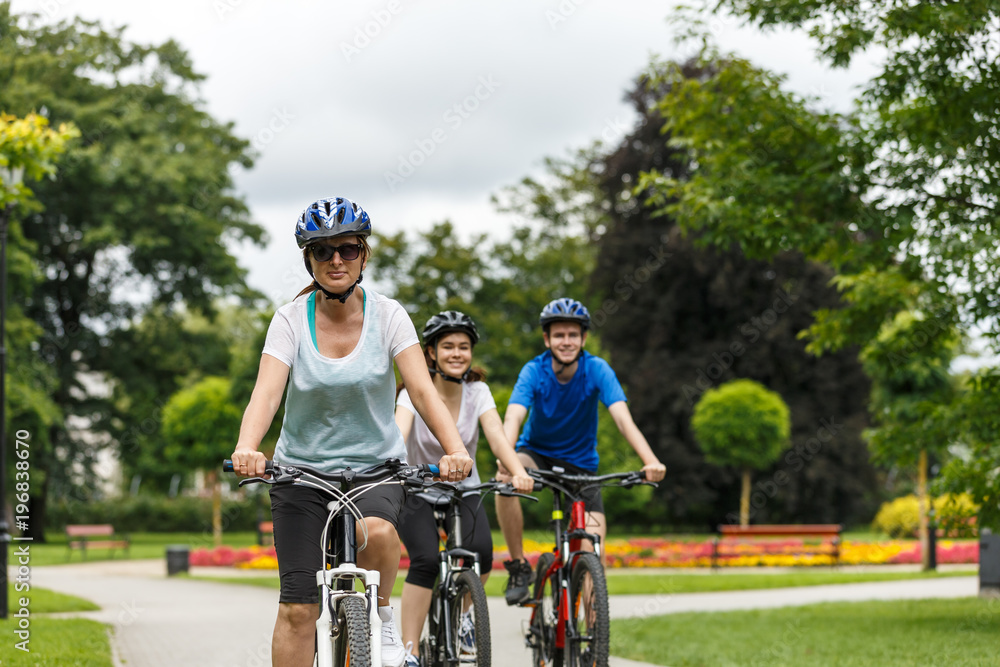 Fototapeta premium Healthy lifestyle - people riding bicycles in city park 