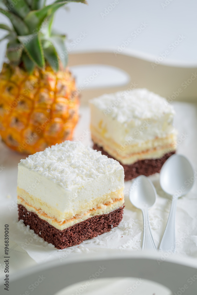 Delicious white cake with pineapple and brown bottom Delicious white cake with pineapple and brown bottom