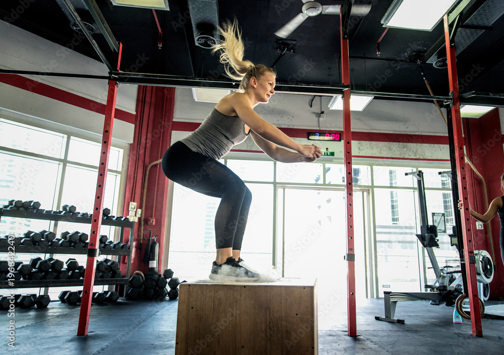 Obraz premium Athletes training in a cross-fit gym