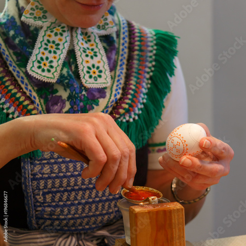 Hände einer Sorbin beim gestalten von sorbischen Ostereiern mit Wachstechnik photo