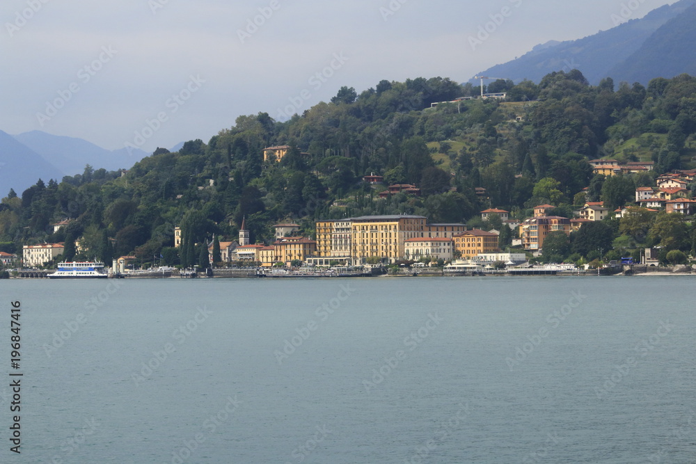 Blick auf Cadenabbia, Stadt Panorama, Uferpromenade am Comer See in Italien