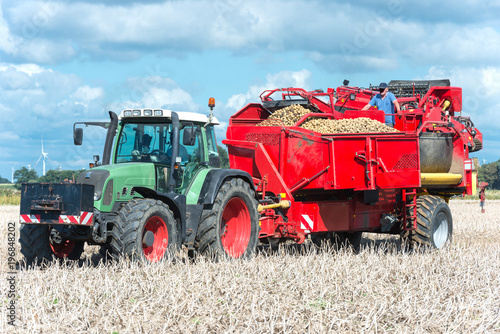 Traktor mit Kartoffelernter auf dem Feld - 0060