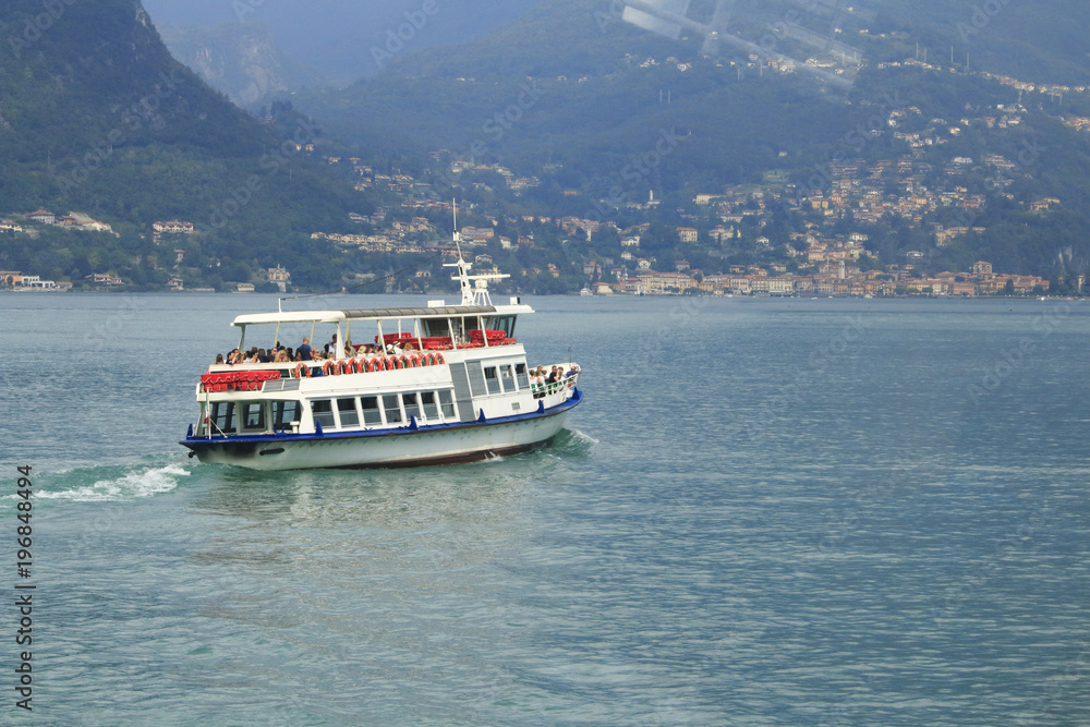 Linienschiff, Passagierschiff, fährt über den Comer See in Italien