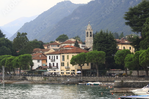 Wallpaper Mural Blick auf Lenno, Stadt Panorama, Uferpromenade am Comer See in Italien Torontodigital.ca