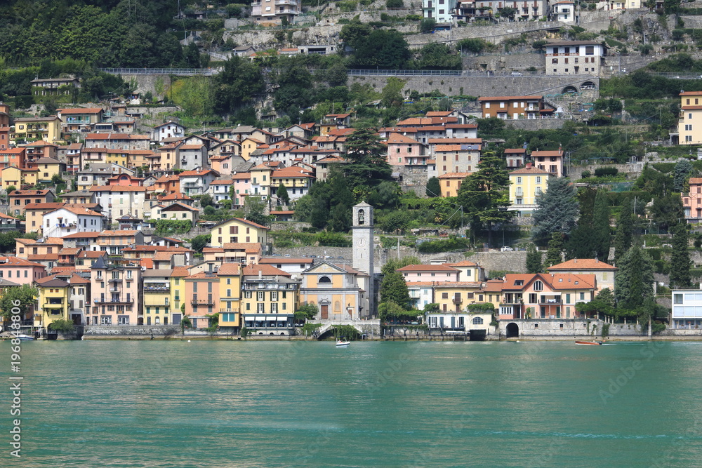 Blick auf Carate Urio, Stadt Panorama, Uferpromenade am Comer See in Italien