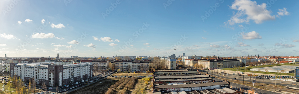 Berlin City Panorama mit einem blauen Himmel