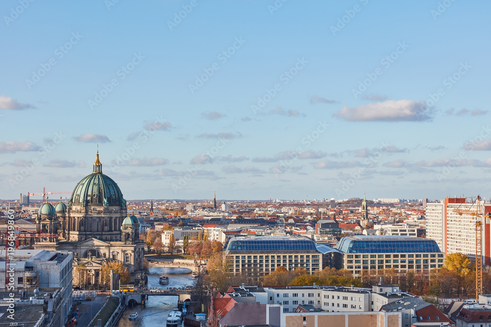 Skyline mit Berliner Dom in Berlin neben Spree