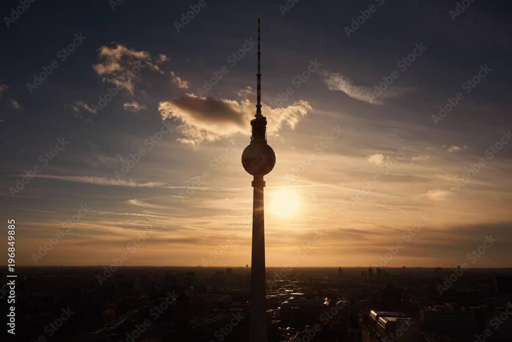 Silhouette vom Fernsehturm in Berlin bei Sonnenuntergang