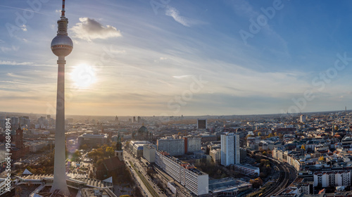 Berlin City Skyline mit Fernsehturm bei Sonnenuntergang