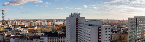Berlin City Skyline Panorama mit Hochhäusern © Robert Kneschke