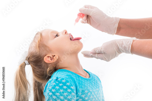  the child takes the medicine in the hospitalception at the doctor takes antipyretic, anti-flu, the child takes the medicine in the hospital