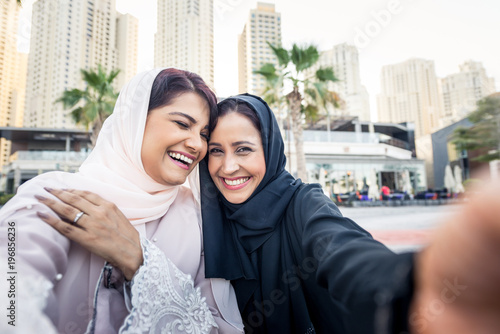 Canvas Print Two arabian girlfriends bonding and having fun