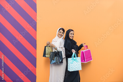 Canvas Print Two arabian girlfriends bonding and having fun