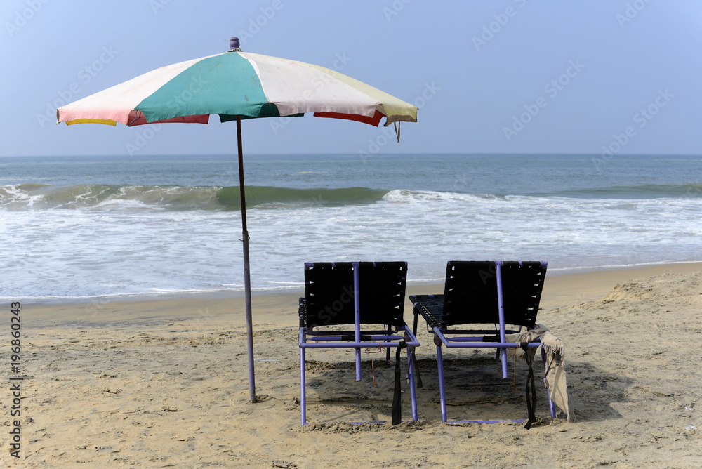 Strandliegen am Strand von Kovalam, Malabarküste, Malabar, Kerala, Südindien, Indien, Asien