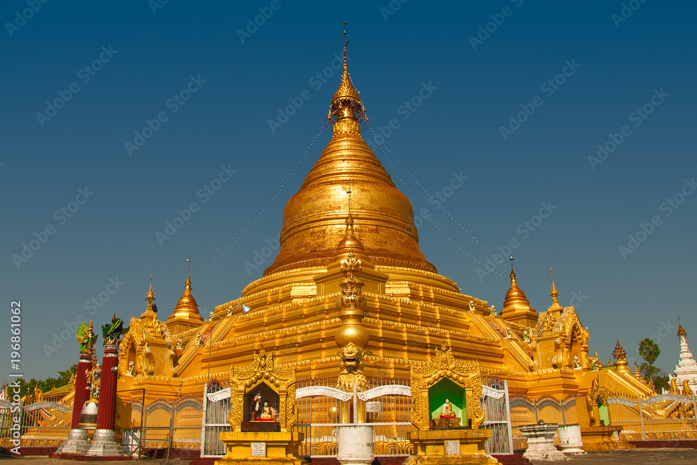 Fototapeta premium Very nice and old temple with a very big gold stupa in Mandalay