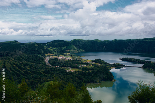 Blick auf Sete Cidades, ein kleiner Ort an einem Vulkansee auf den Azoren gelegen auf Sao Miguel © Claudia Nass