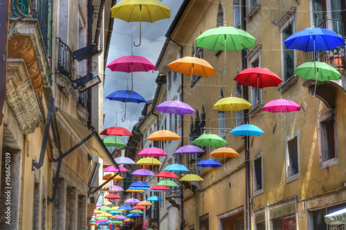 Ombrelli colorati volano nel cielo  © corradobarattaphotos
