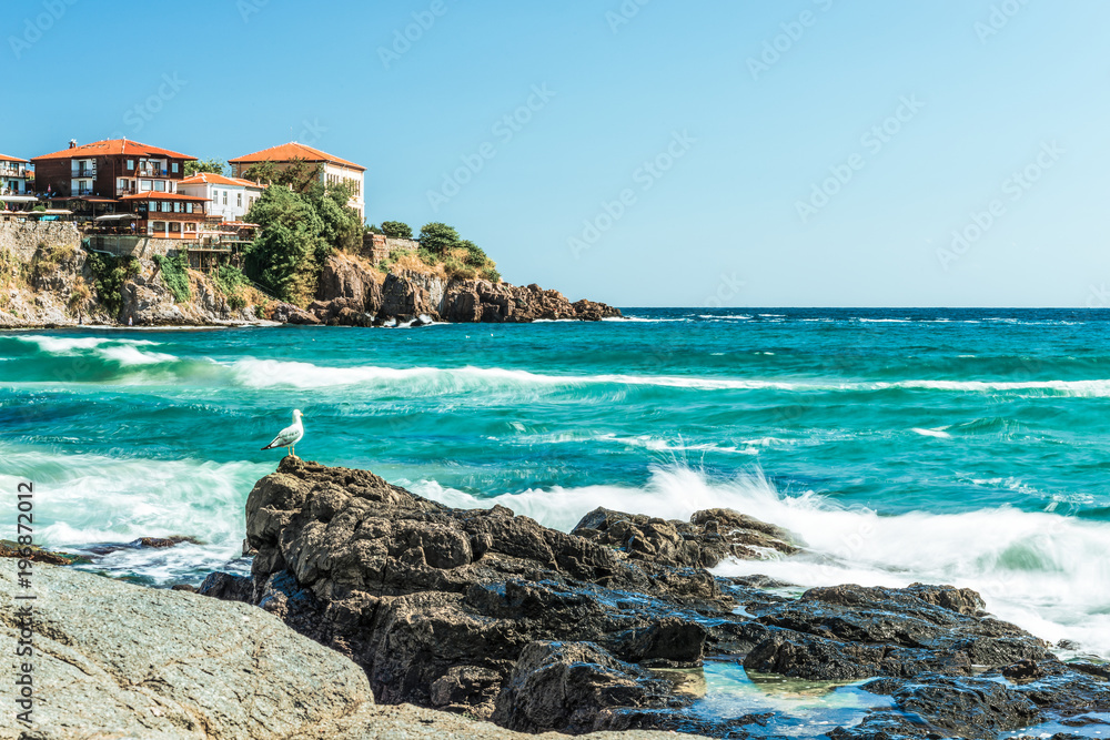 Naklejka premium Fragment starego miasta Sozopol, Bułgaria. Widok na zatokę na Morzu Czarnym w mieście.