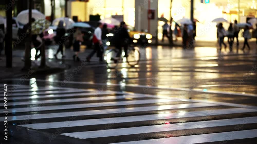 雨の日の横断歩道を渡る人々(スロー) 雨の日の横断歩道を渡る人々(スロー)