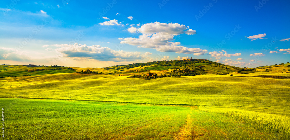 Obraz premium Tuscany spring, Pienza medieval village and countryside. Siena, Italy