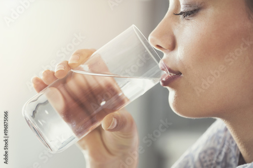 Obraz na płótnie Young woman drinking pure glass of water