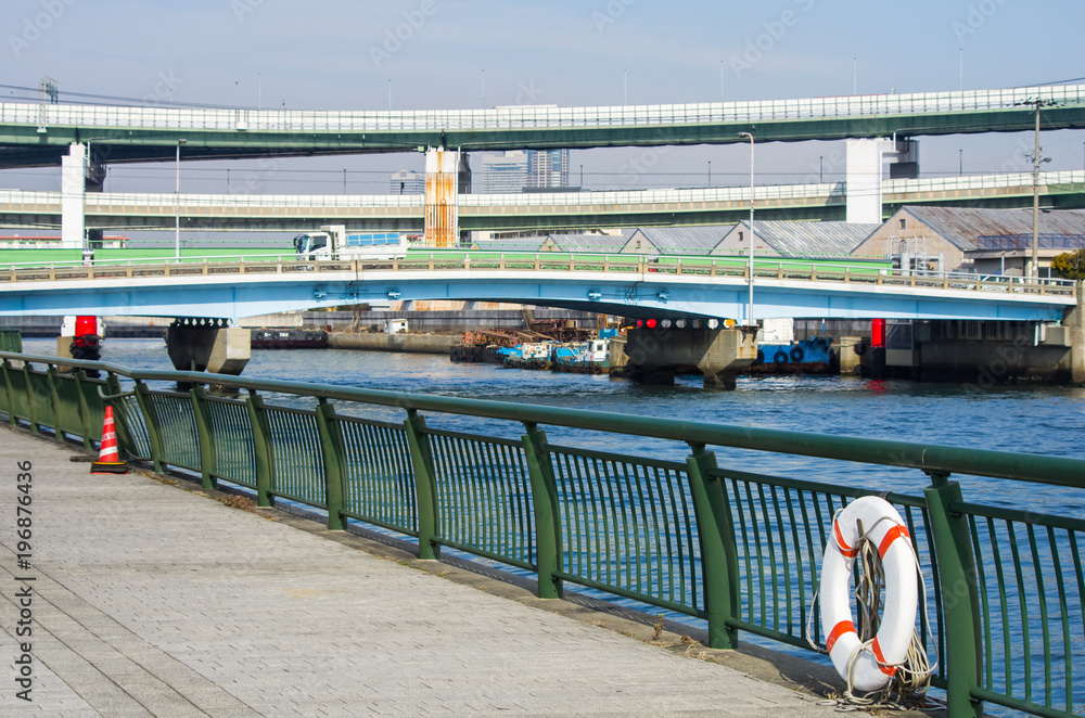 Naklejka premium 大阪・築港の親水護岸からみる風景
