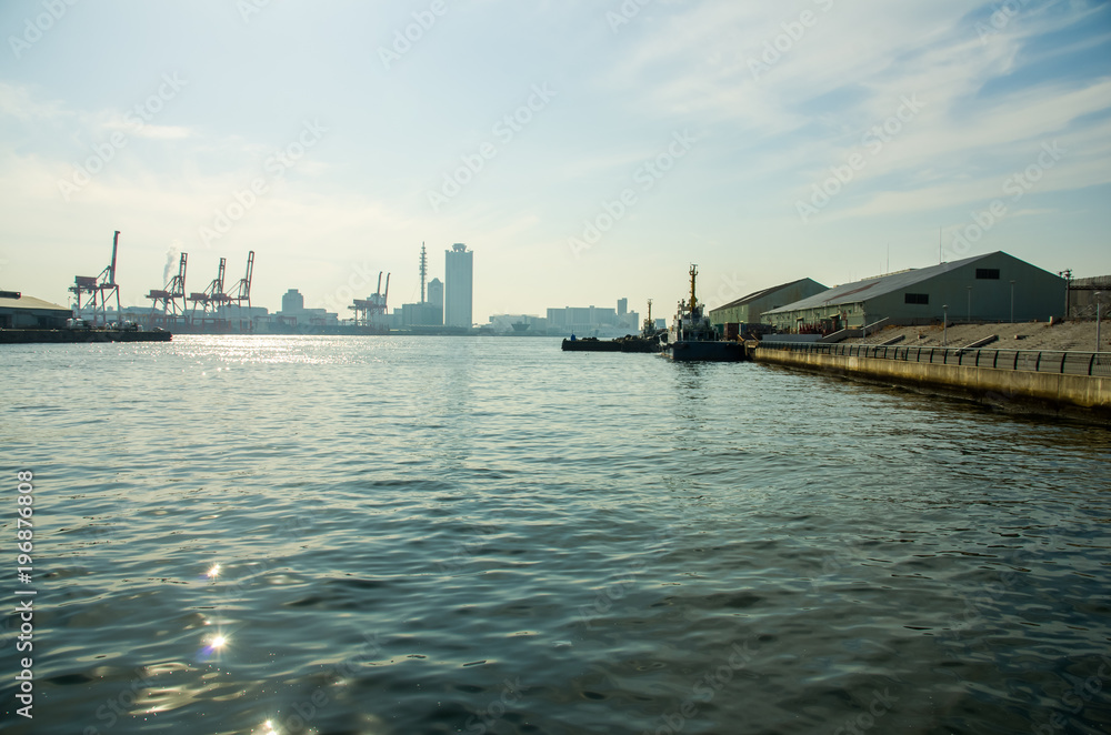 大阪・築港の親水護岸からみる風景