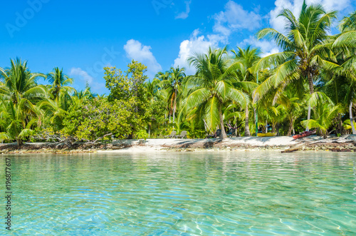Fotografie Belize Cayes - Small tropical island at Barrier Reef with paradise beach - known