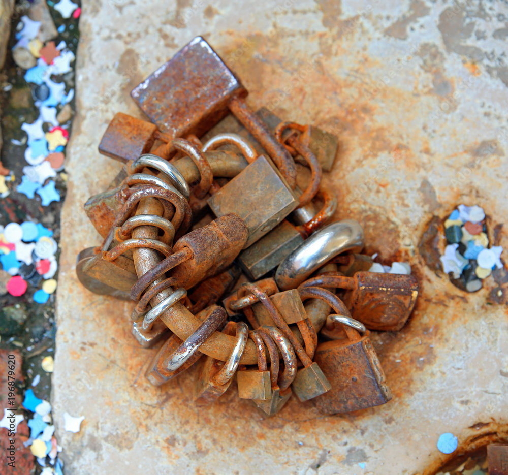 Φωτογραφία background of many rusted padlocks of the lovers in the european city